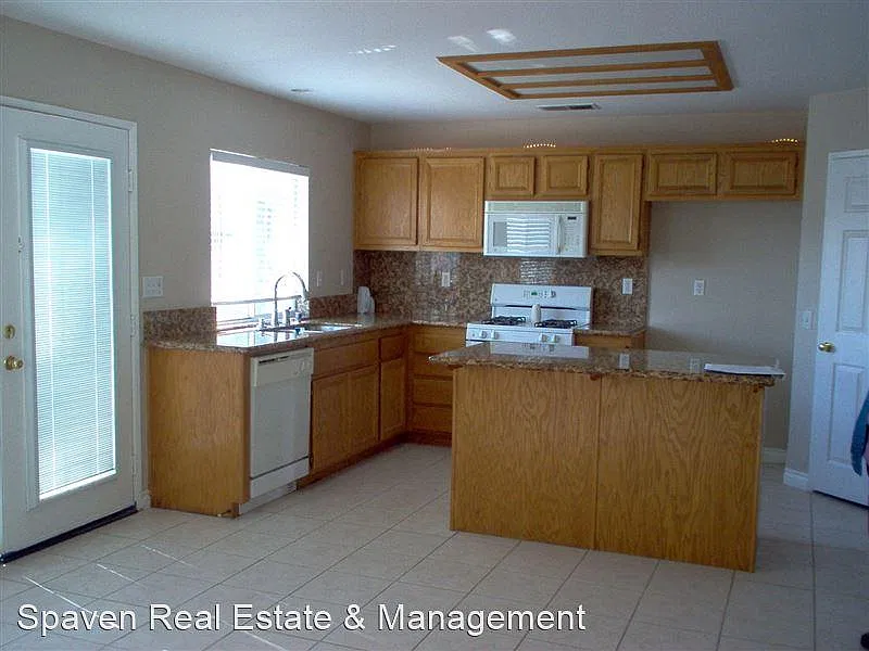 3 bed, 2.5 bath, 1700 sqft, $3,400 — Photo 4