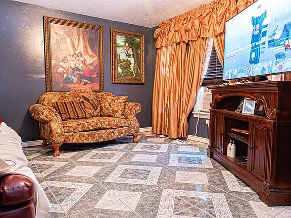 5th image of 329 Soria Dr