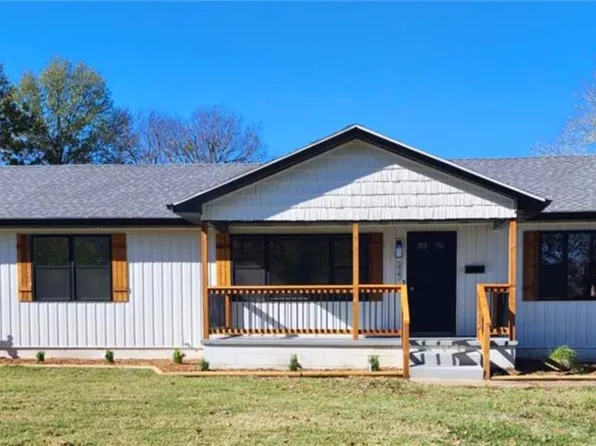 327 N College St, Nevada, MO 64772