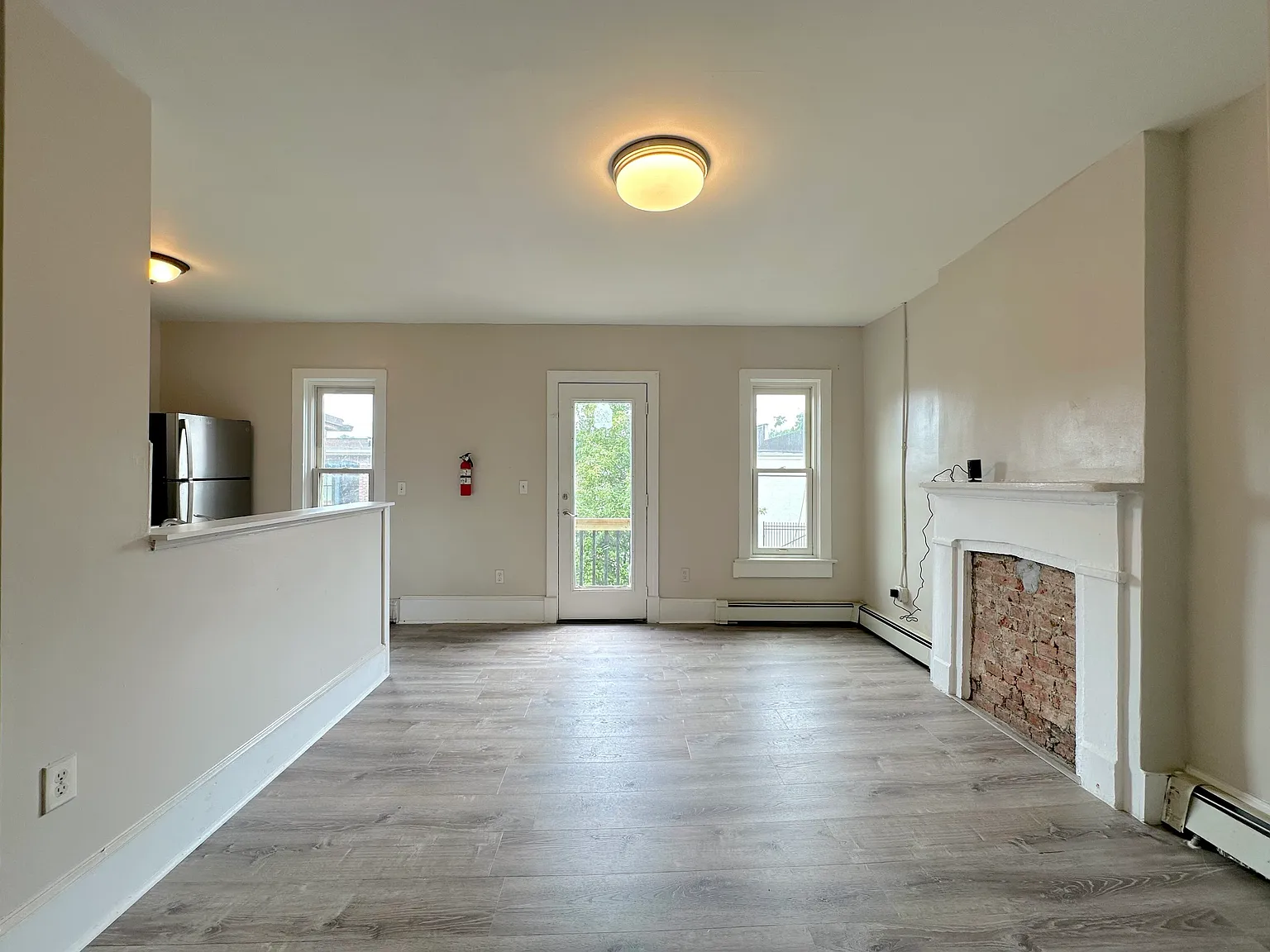 2 bed, 900 sqft, $1,800 — Photo 2