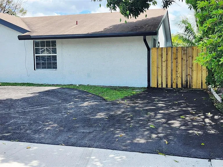 8120 SW 4th Ct — Photo 4