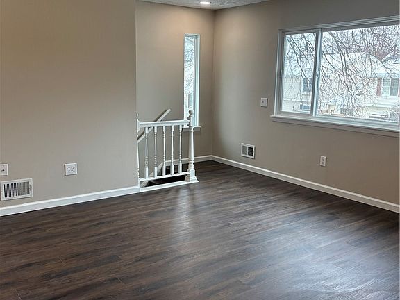 4th image of 972 Eastbrooke Ln