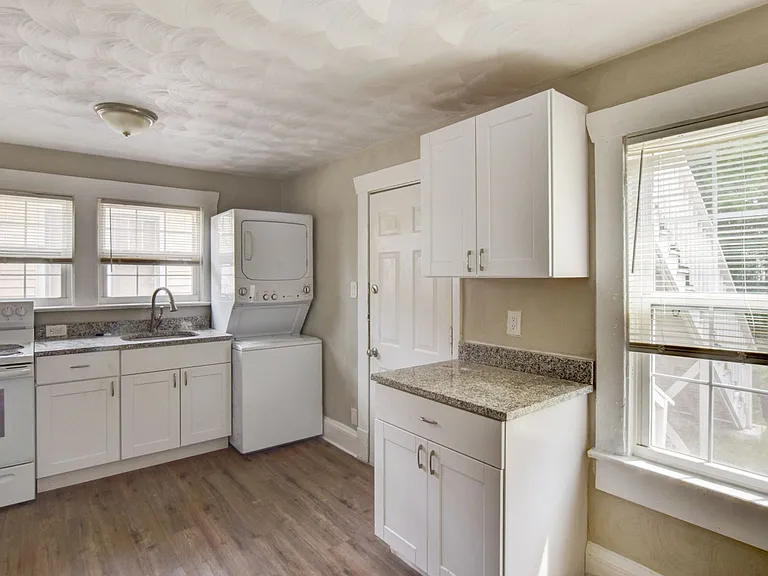 1135 Jackson Ave — Photo 9