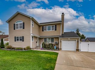 5 Taylor Dr, Farmingdale, NY 11735