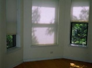 902 W Grace St #2, Chicago, IL 60613