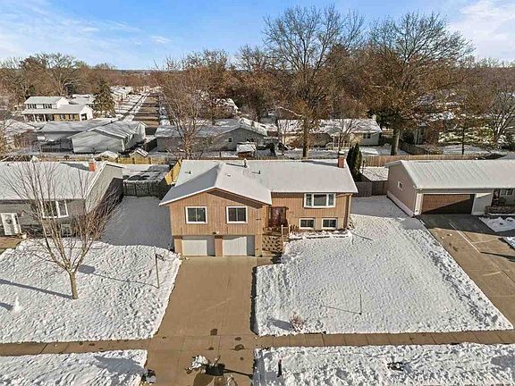 2nd image of 702 Woodland Way