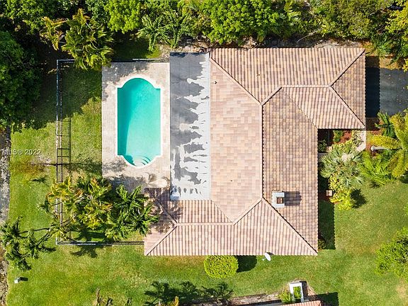 3rd image of 922 NW 110th Ln