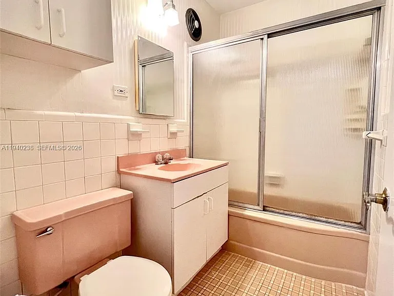 10178 Collins Ave #107 — Photo 31