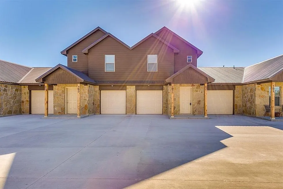 3 bed, 2.5 bath, 1389 sqft, $1,800 — Photo 1