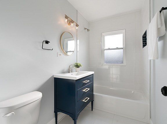 4th image of 2611 W Summerdale Ave