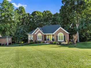 1622 Brookstone Dr, Hickory, NC 28602