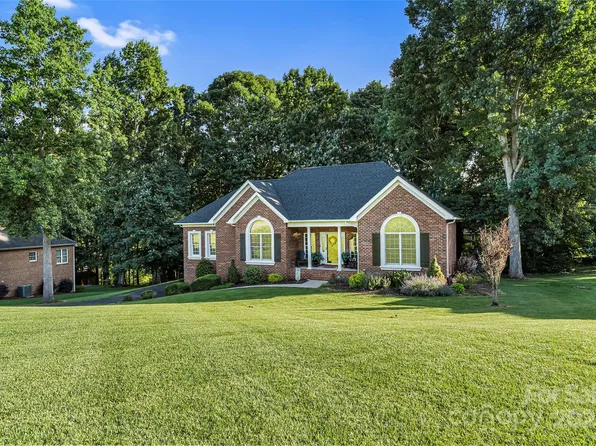 1622 Brookstone Dr, Hickory, NC 28602