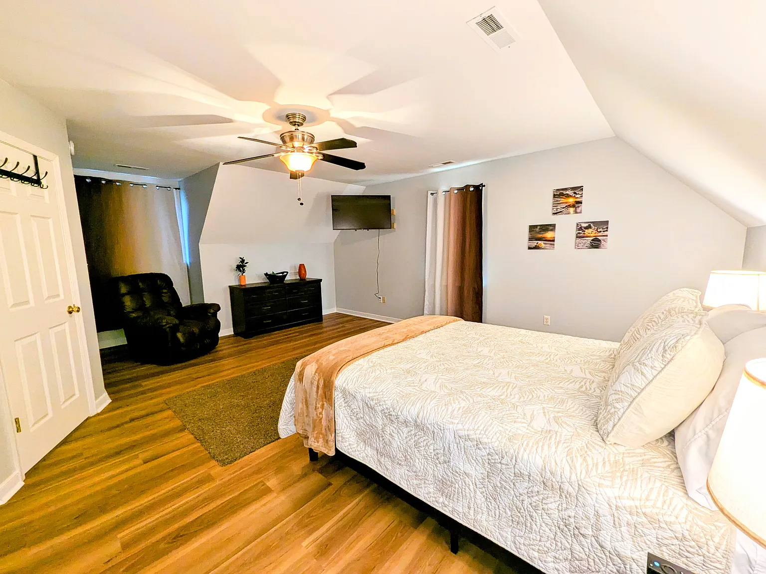 1 bed, 1.5 bath, 1974 sqft, $1,200 — Photo 2