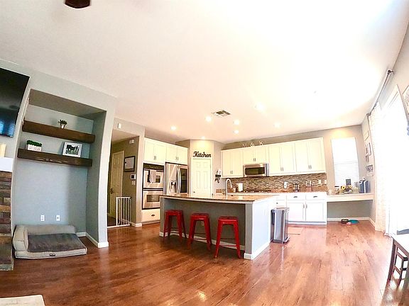 4th image of 305 Oak Branch St