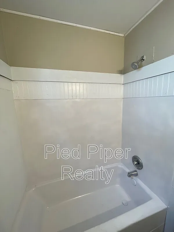 3 bed, 1.0 bath, 1429 sqft, $1,395 — Photo 3