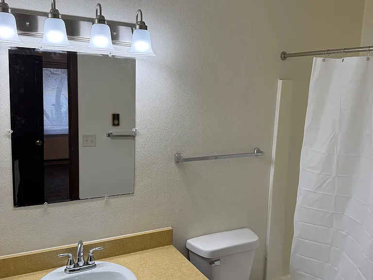 Immaculate Updated 1 Bedroom with 1 Bath — Photo 5