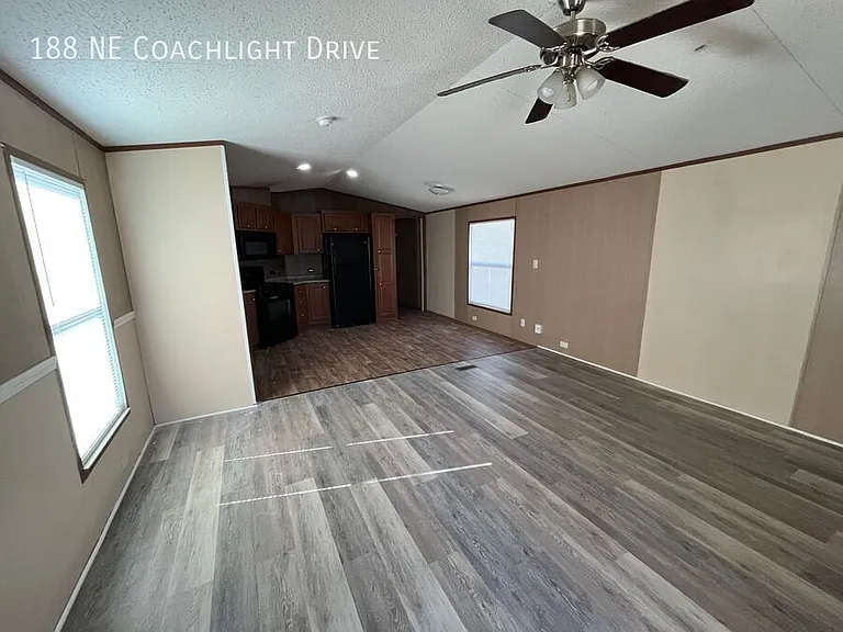 188 NE Coachlight Dr — Photo 4
