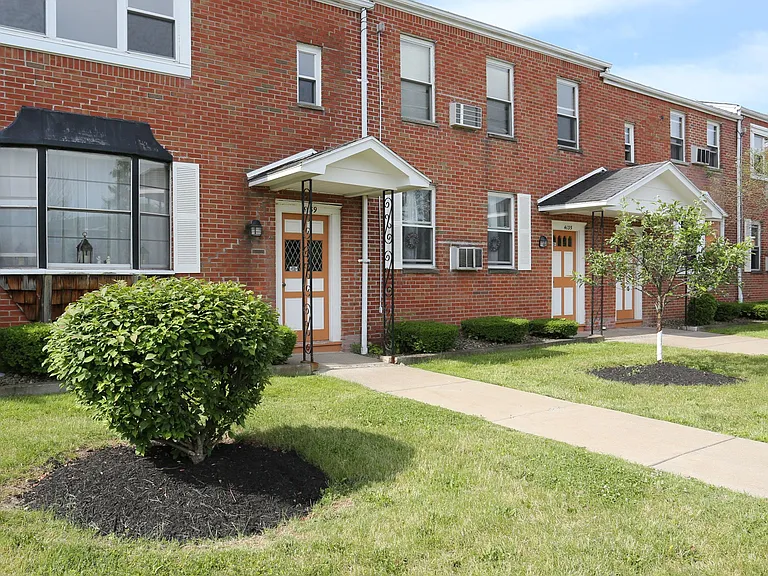 Lincoln Square Apartments — Photo 37