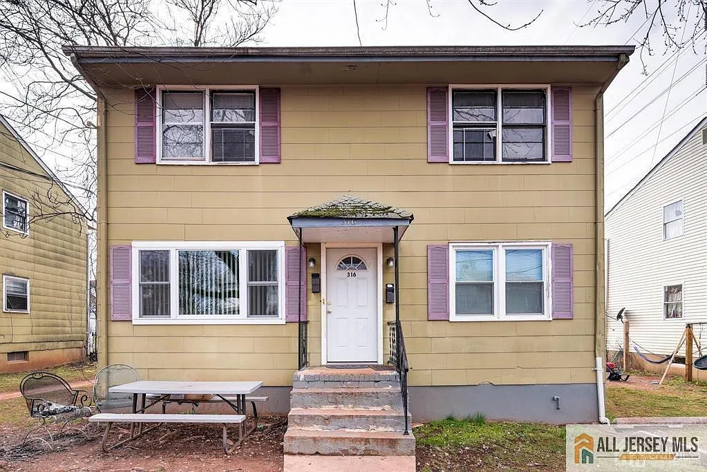 316 Sandford St photo 1
