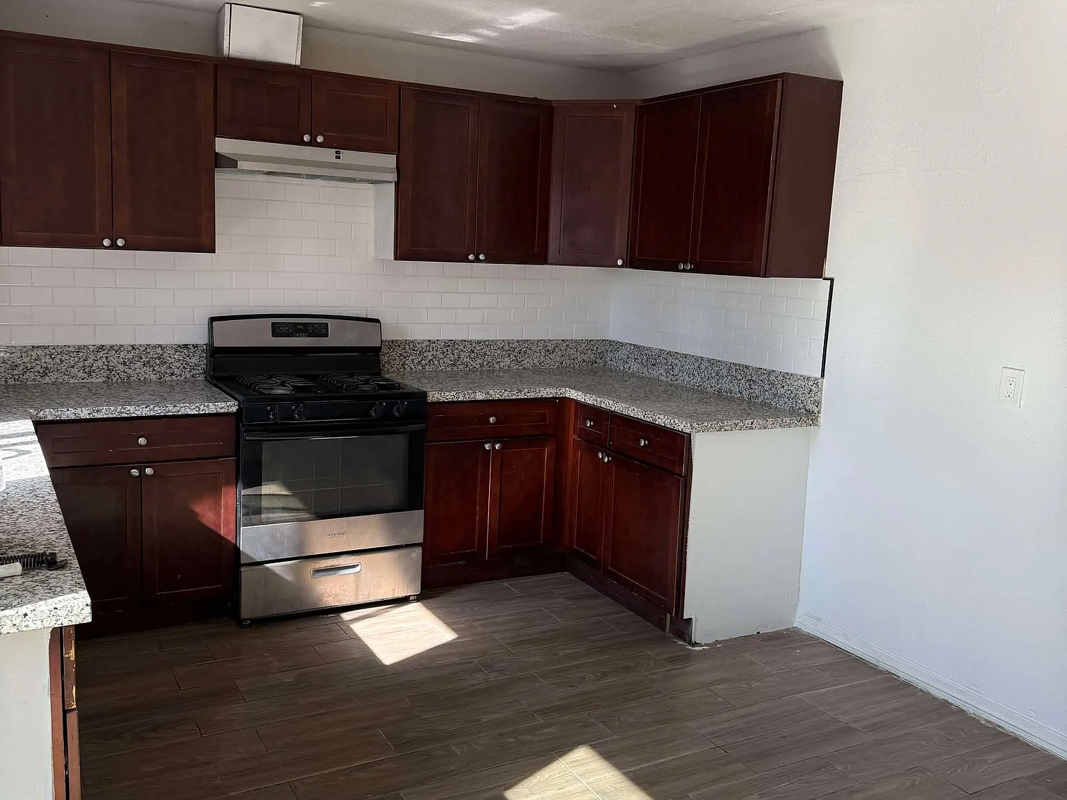 3 bed, 1050 sqft, $2,300 — Photo 2