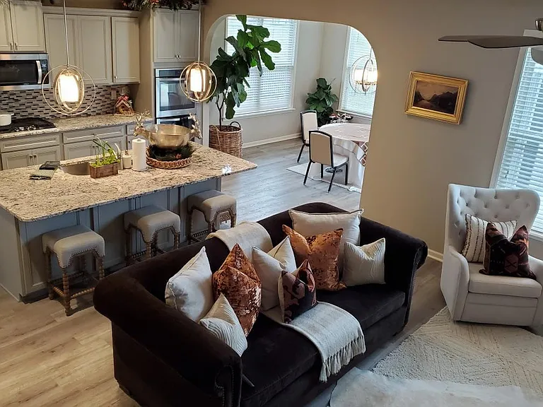 2317 Creekland Dr — Photo 2