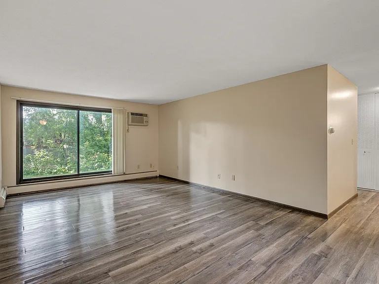 Eastgate Apartments — Photo 33