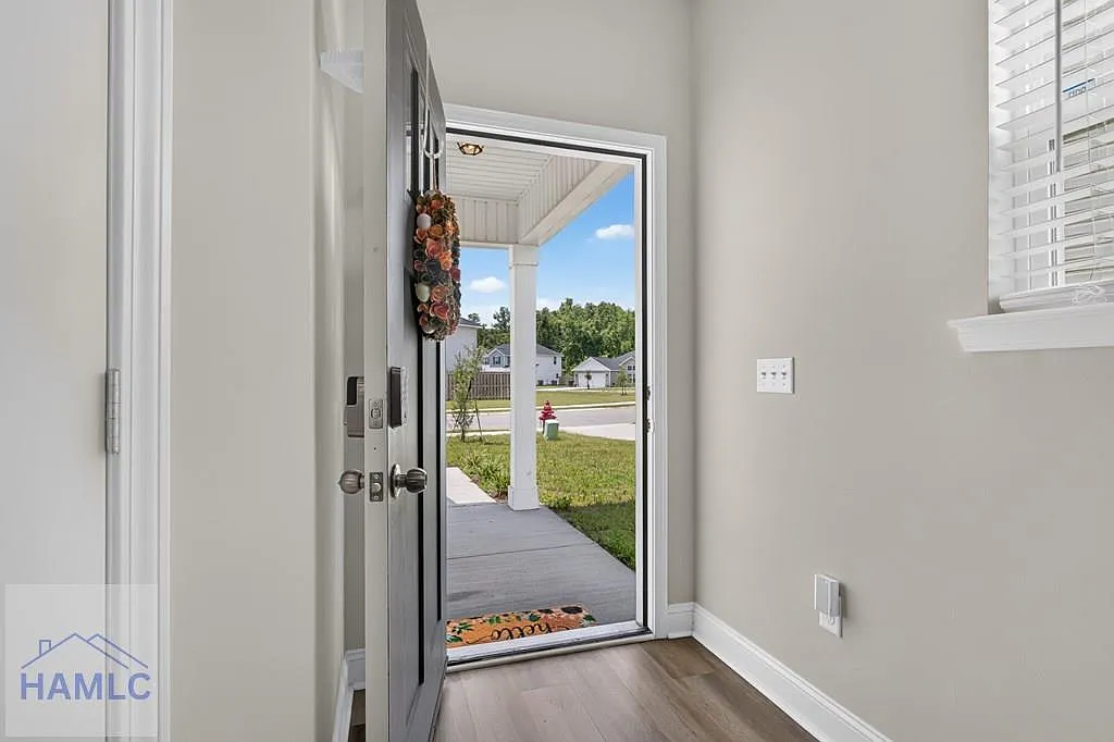 3 bed, 2.5 bath, 2030 sqft, $2,400 — Photo 2