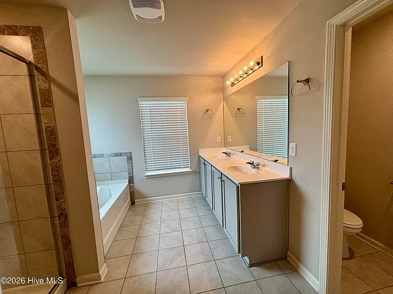 240 Callahan Dr — Photo 24