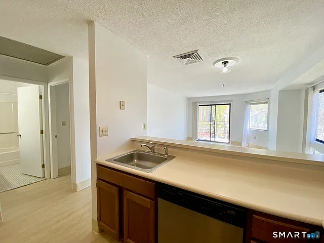 1204 Whitney Ave #208 — Photo 4