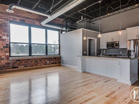 5th image of 525 Superior St #204