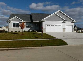 400 Kilbirnie Rd, Robins, IA 52328