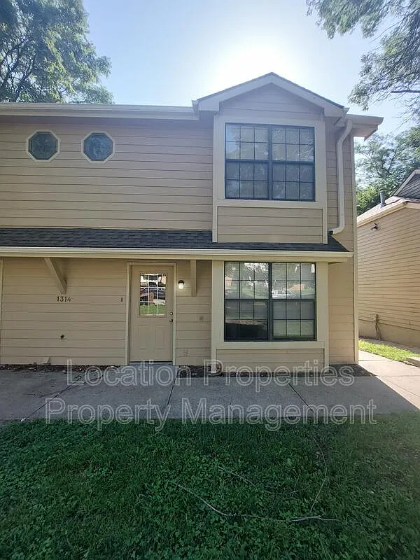 3 bed, 2.0 bath, 800 sqft, $995 — Photo 2