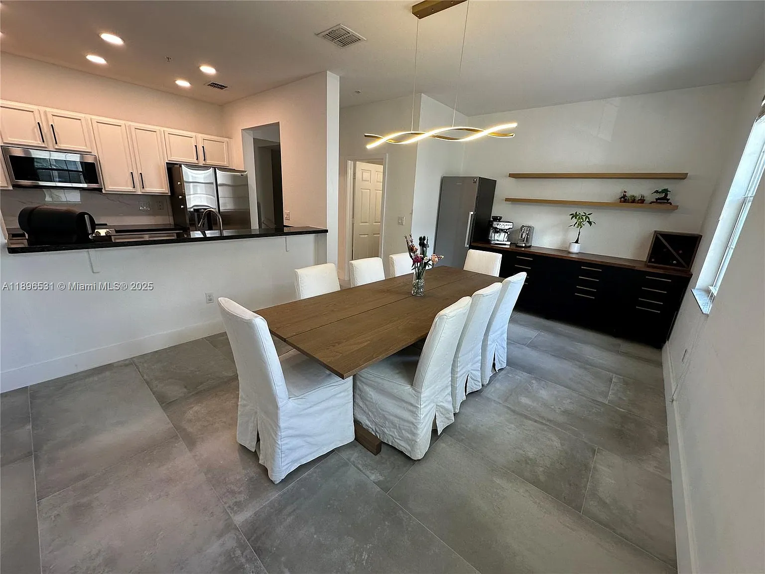 3 bed, 3.5 bath, 2082 sqft, $4,500 — Photo 2