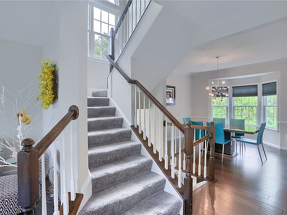 3rd image of 107 Victoria Ct