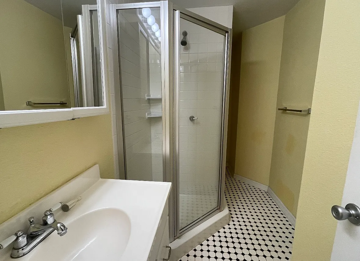 7210 1/2 N Duncan Ave — Photo 2