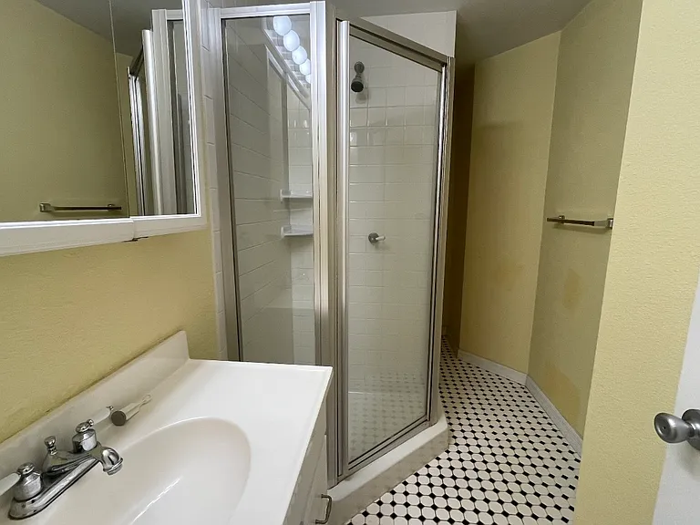 7210 1/2 N Duncan Ave — Photo 2