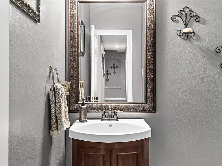 2 Hollow Glen Pl — Photo 8