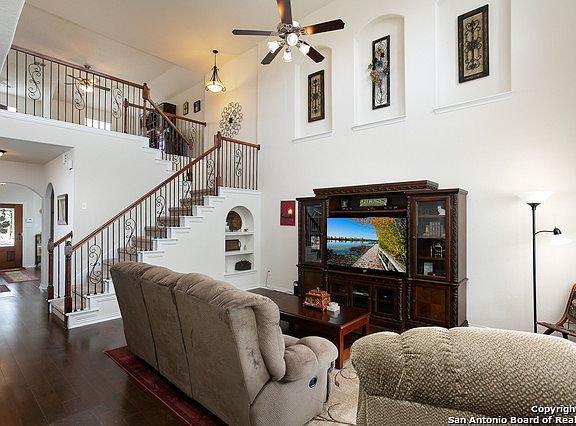5th image of 702 Teatro Way