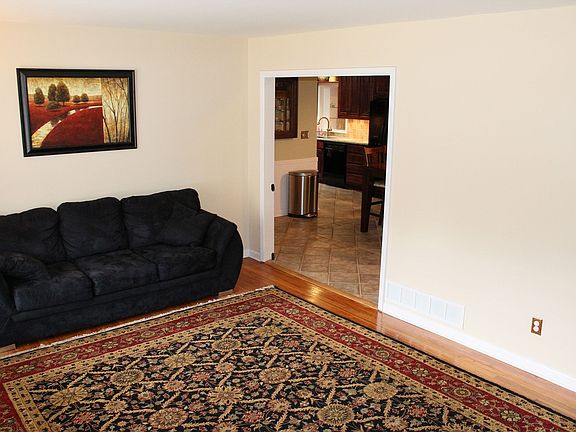 Living room w/hardwood floors
