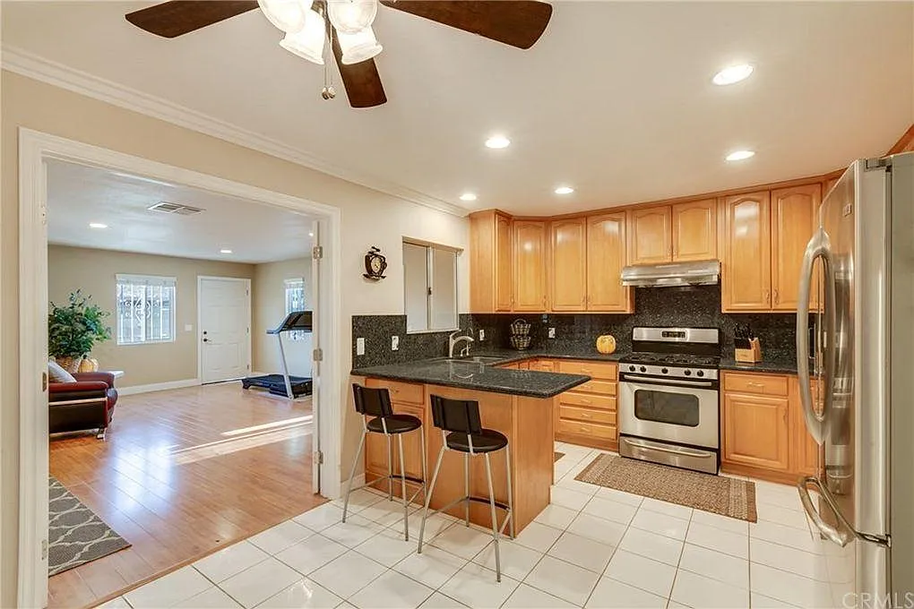3 bed, 1350 sqft, $2,900 — Photo 3