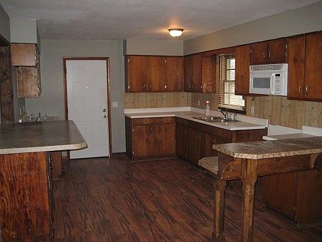 2nd image of 108 N Oak St