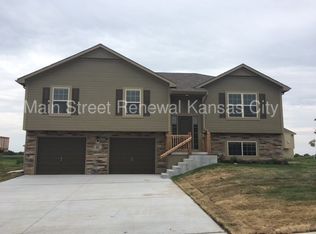 401 NE 192nd Ter, Smithville, MO 64089