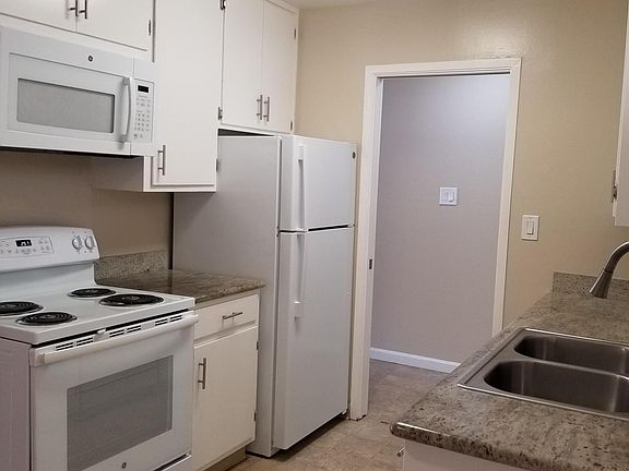 4th image of 2401 Carlmont Dr