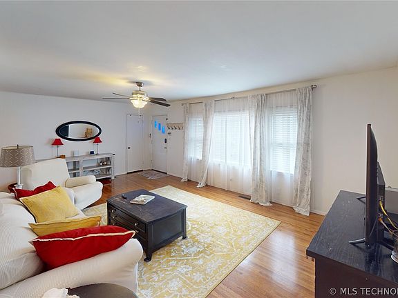 5th image of 42 E 51st Pl