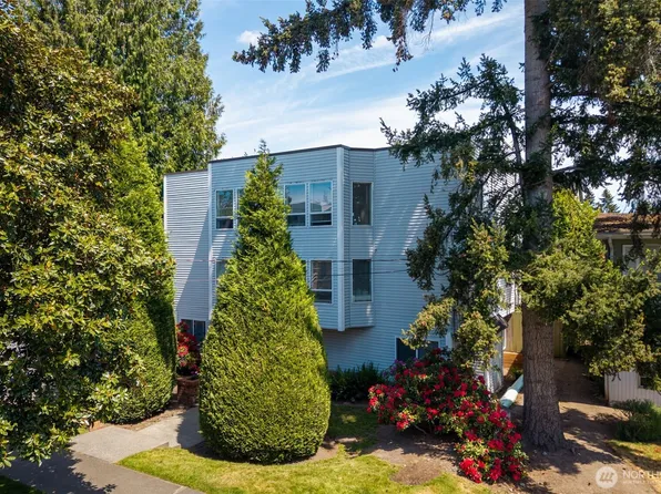 8848 Stone Avenue N, Seattle, WA 98103