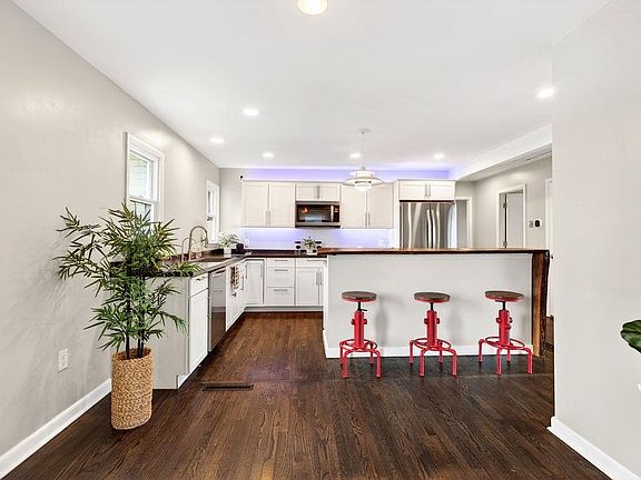 3rd image of 725 Aintree Pl