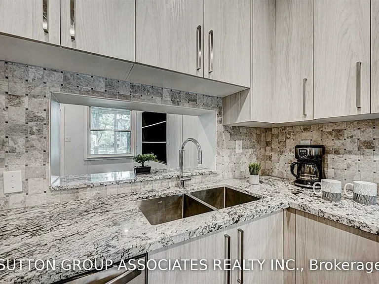 739 Manning Ave — Photo 7