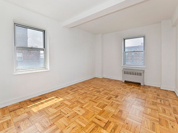 4th image of 550 Grand St APT H10e