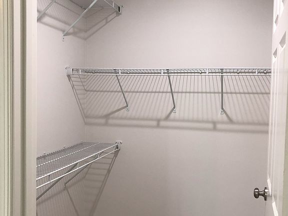 4th image of 702 Carrie Ln