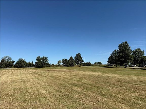 2nd image of LOT 4 NE Navajo Ln
